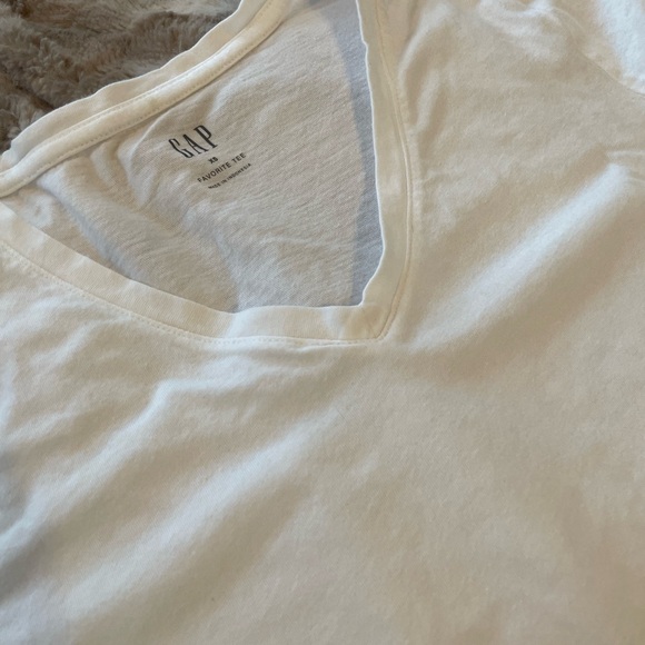 GAP Favorite T v-neck - Picture 3 of 4